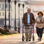 foto di un malatto di parkinson accompagnato di sua sposa