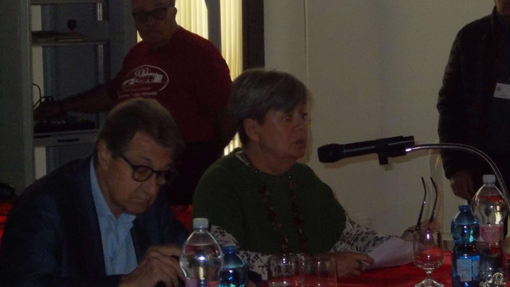 foto dell'intervento della Presidente della APM Sra. Lauretta Schiavone, nella apertura dei lavori per il convegno medico sul Parkinson.